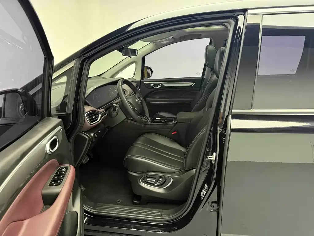 GAC Motor Trumpchi M6 — фото 9