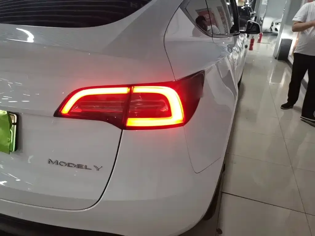 Tesla Model Y — фото 9