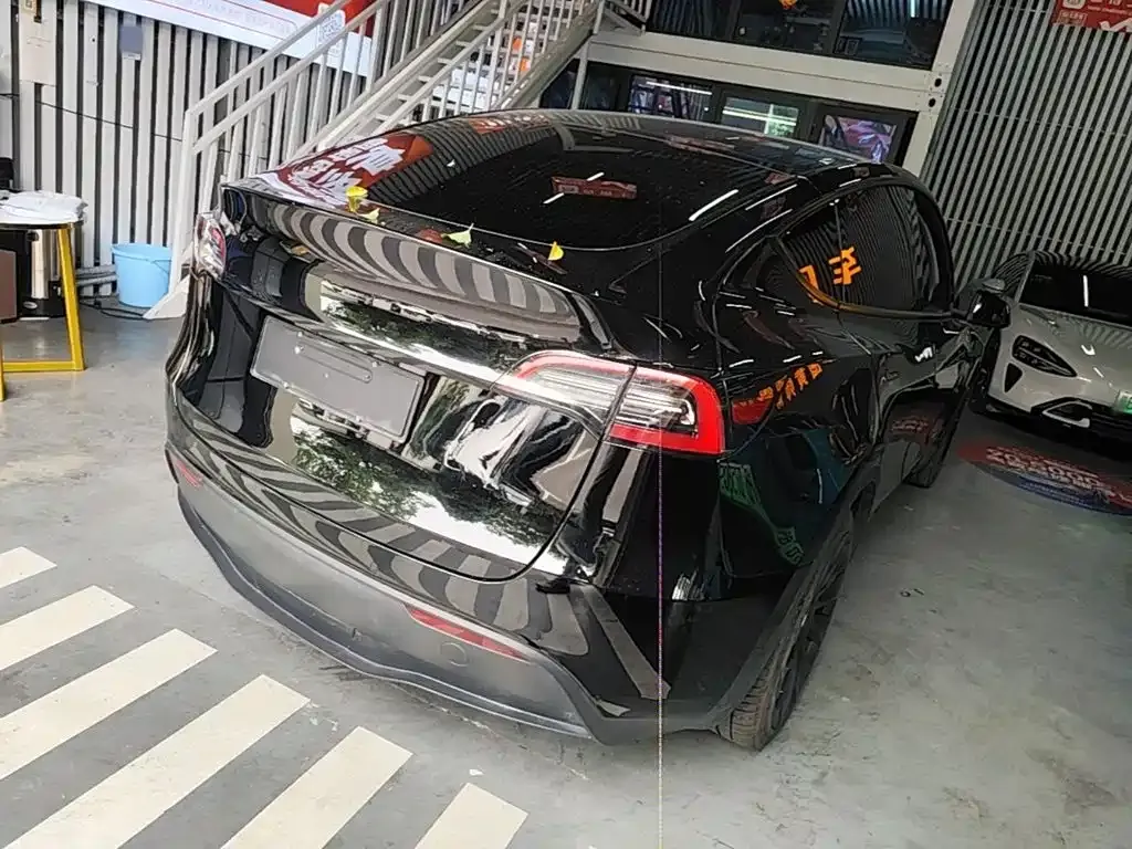Tesla Model Y — фото 10