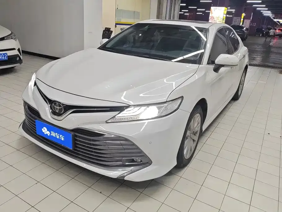 Toyota Camry — фото 1