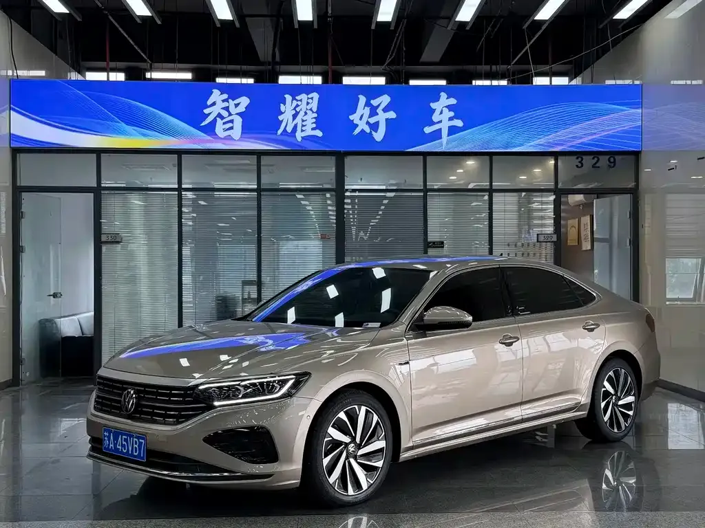 Volkswagen Passat — фото 1