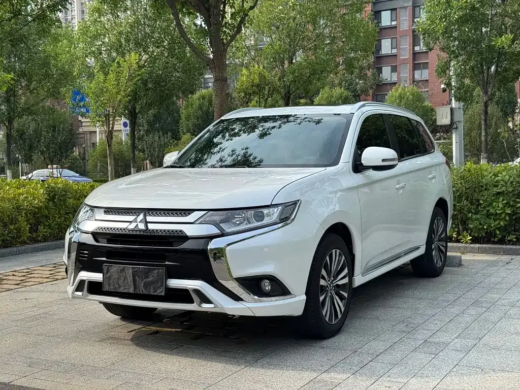 Mitsubishi Outlander — фото 1
