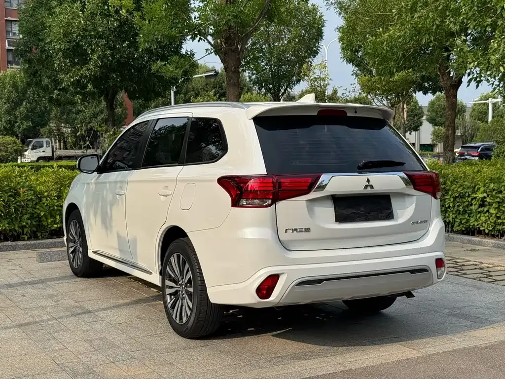 Mitsubishi Outlander — фото 8