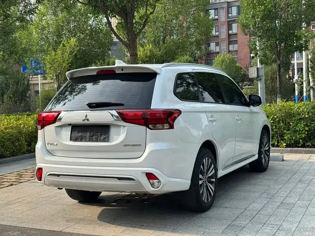 Mitsubishi Outlander — фото 10