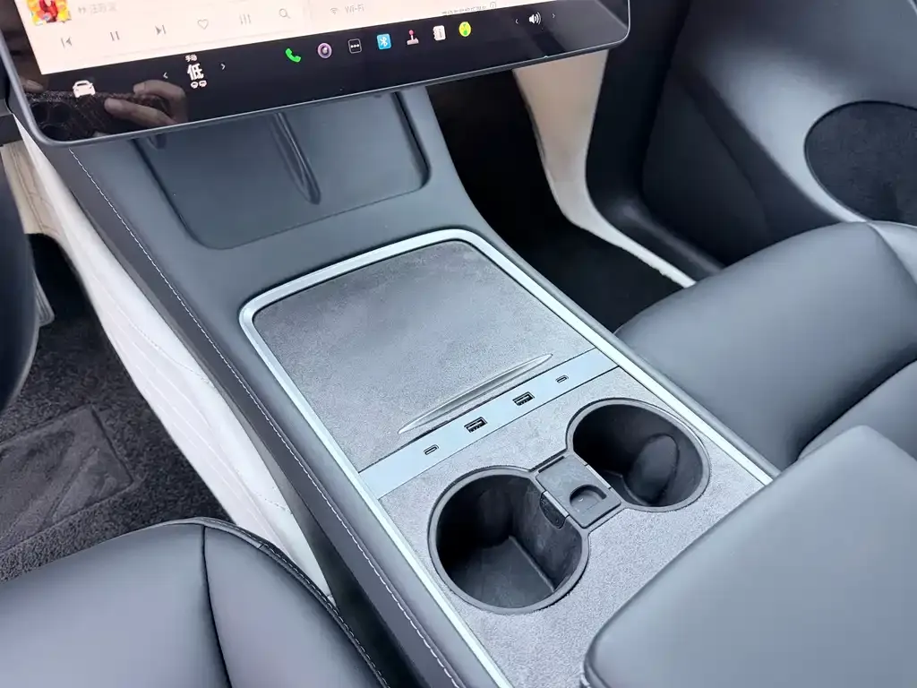 Tesla Model Y — фото 10
