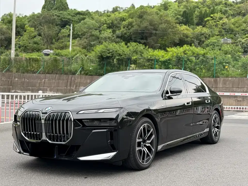 BMW 7 Series — фото 1