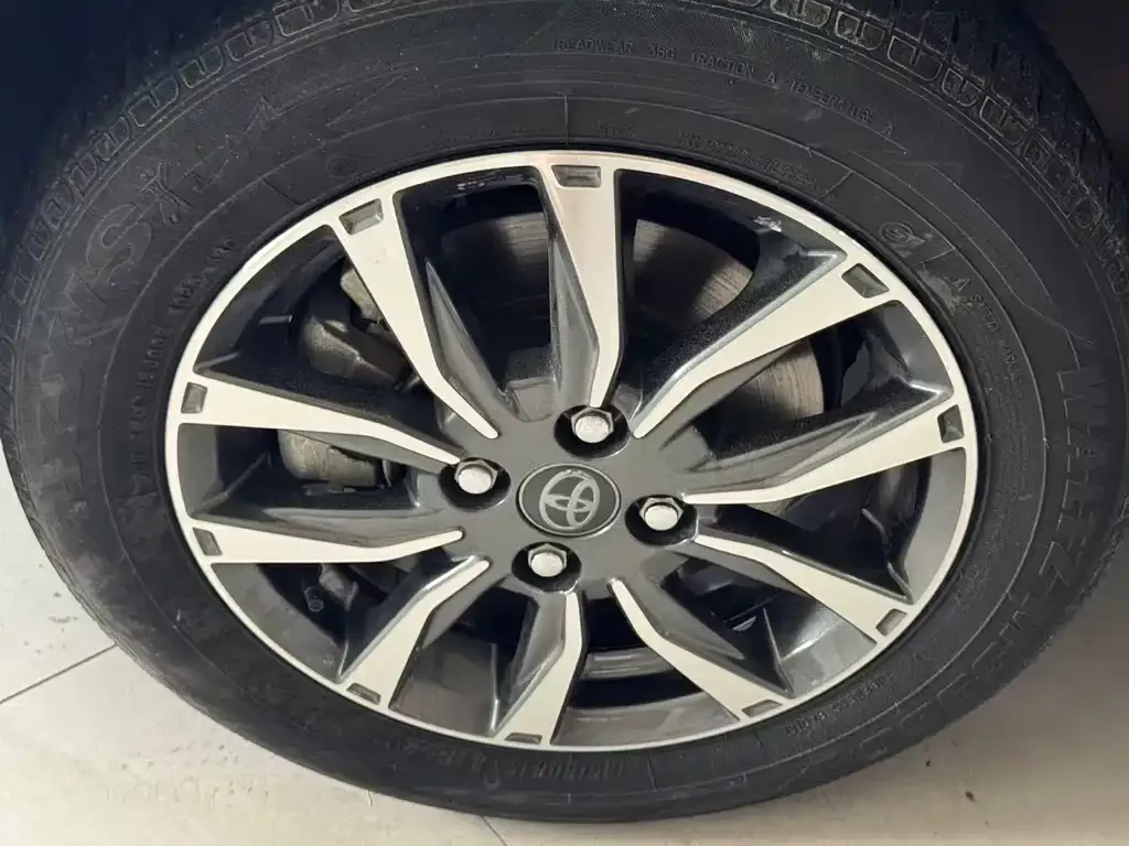 Toyota Yaris L — фото 4