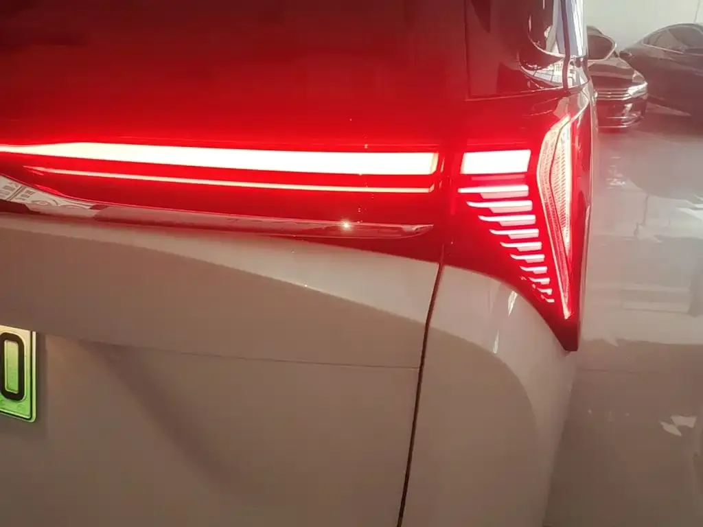 Buick GL8 Hybrid — фото 6