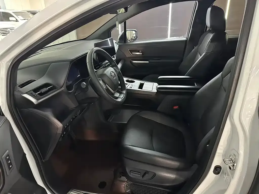 Toyota Granvia — фото 2