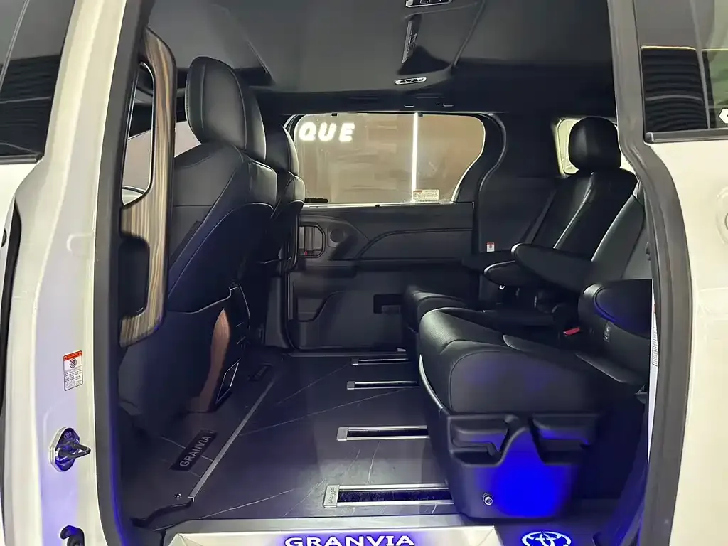 Toyota Granvia — фото 3