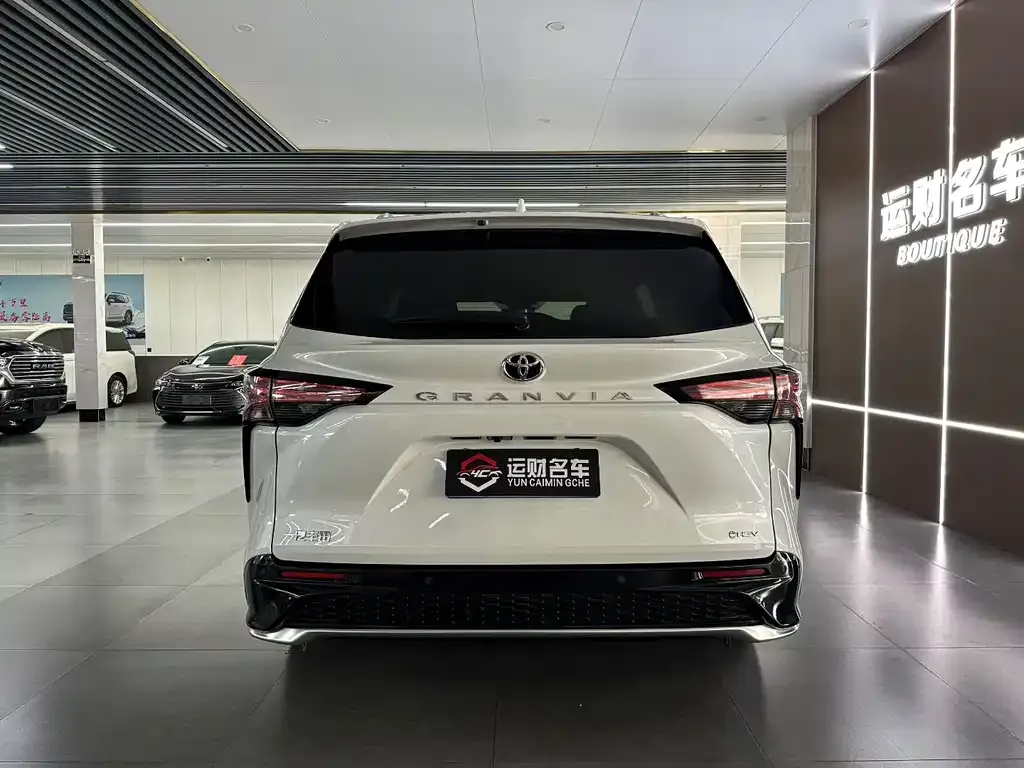Toyota Granvia — фото 7