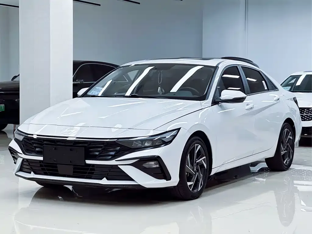 Hyundai Elantra — фото 1
