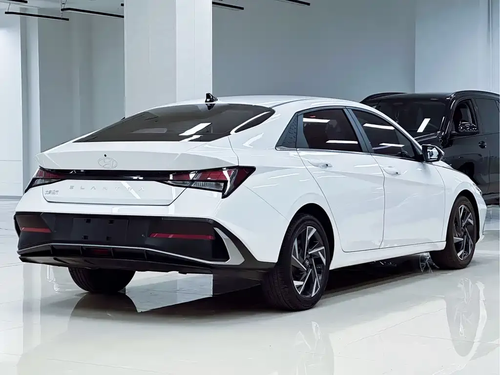 Hyundai Elantra — фото 3