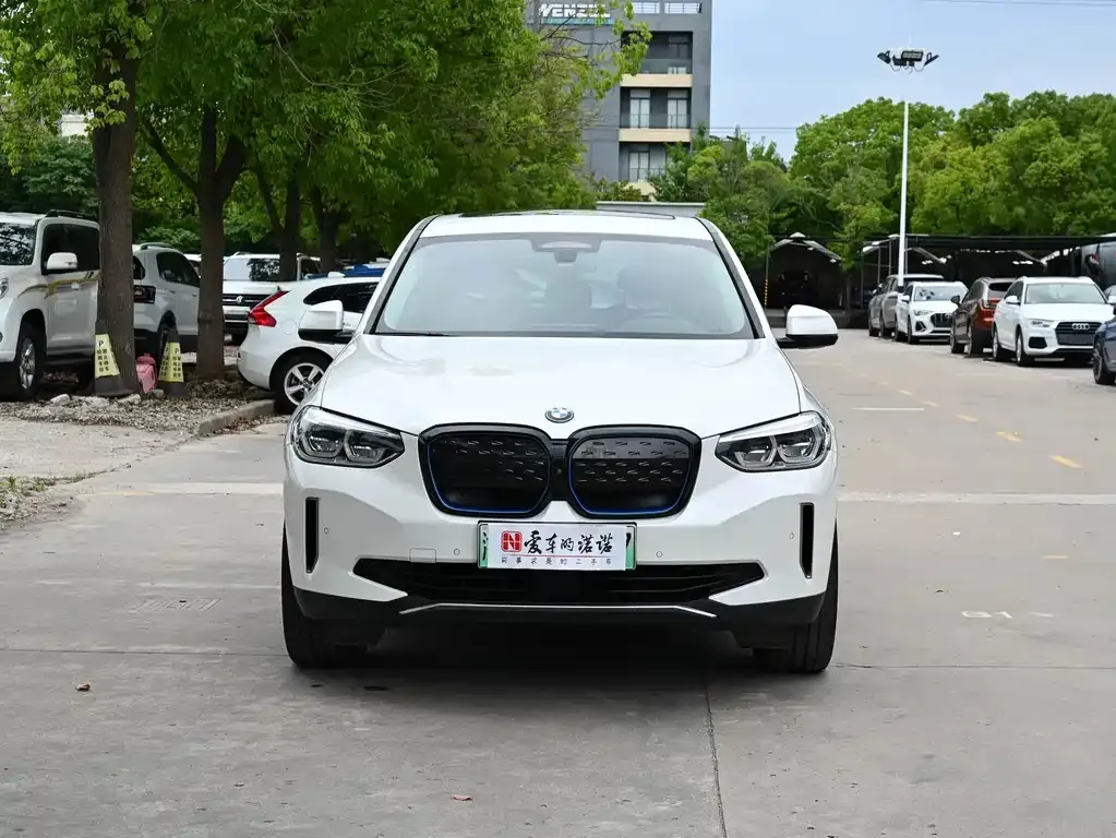 BMW iX3 — фото 8
