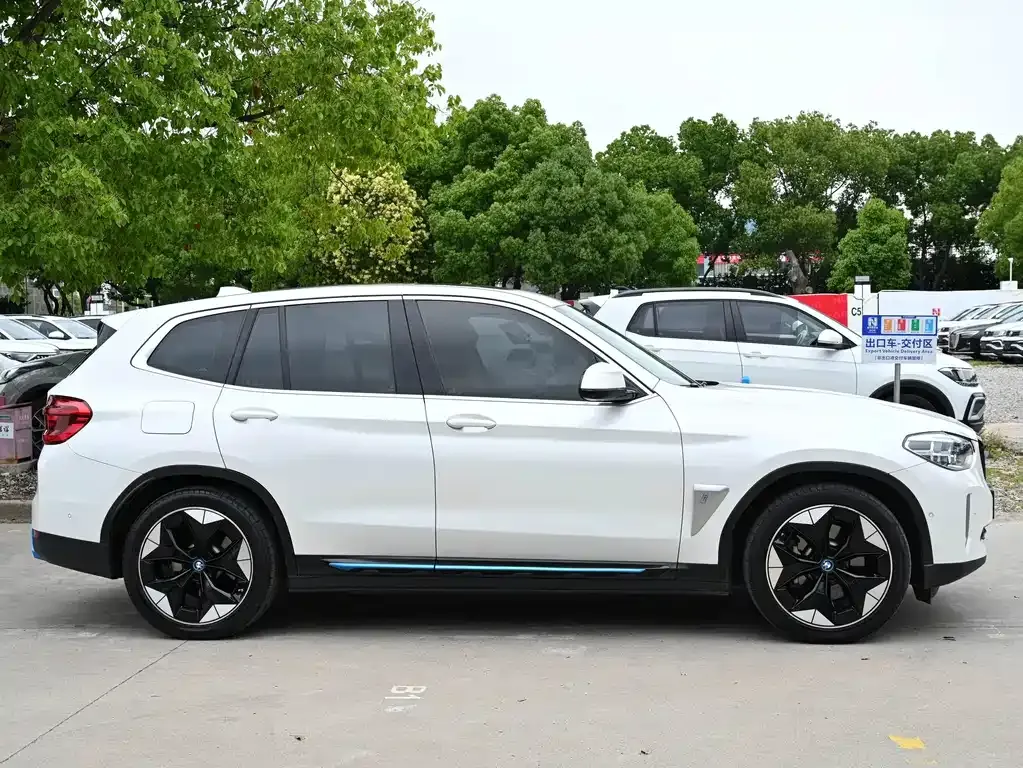 BMW iX3 — фото 10