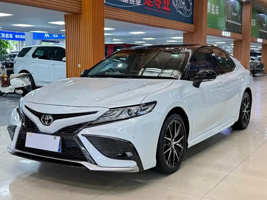 Toyota Camry — фото 1