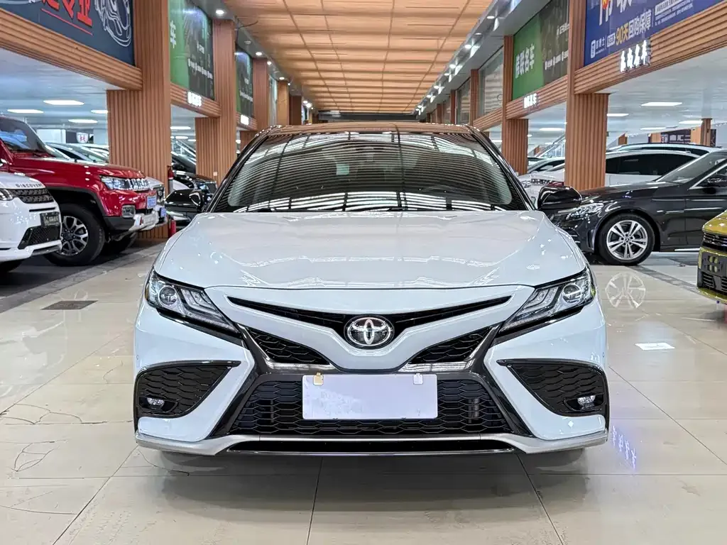 Toyota Camry — фото 7