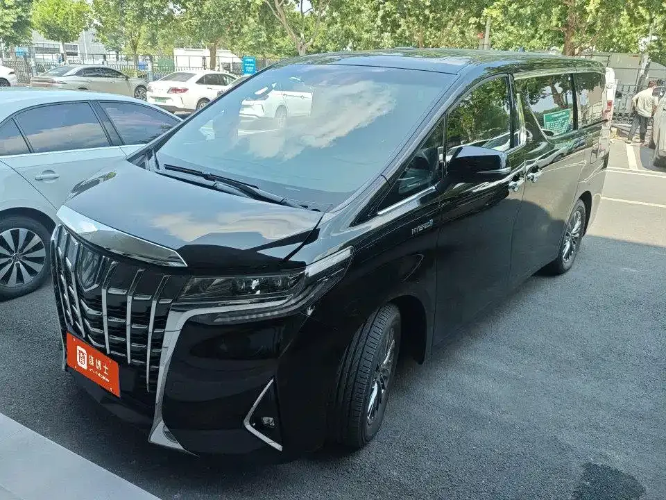 Toyota Alphard — фото 1