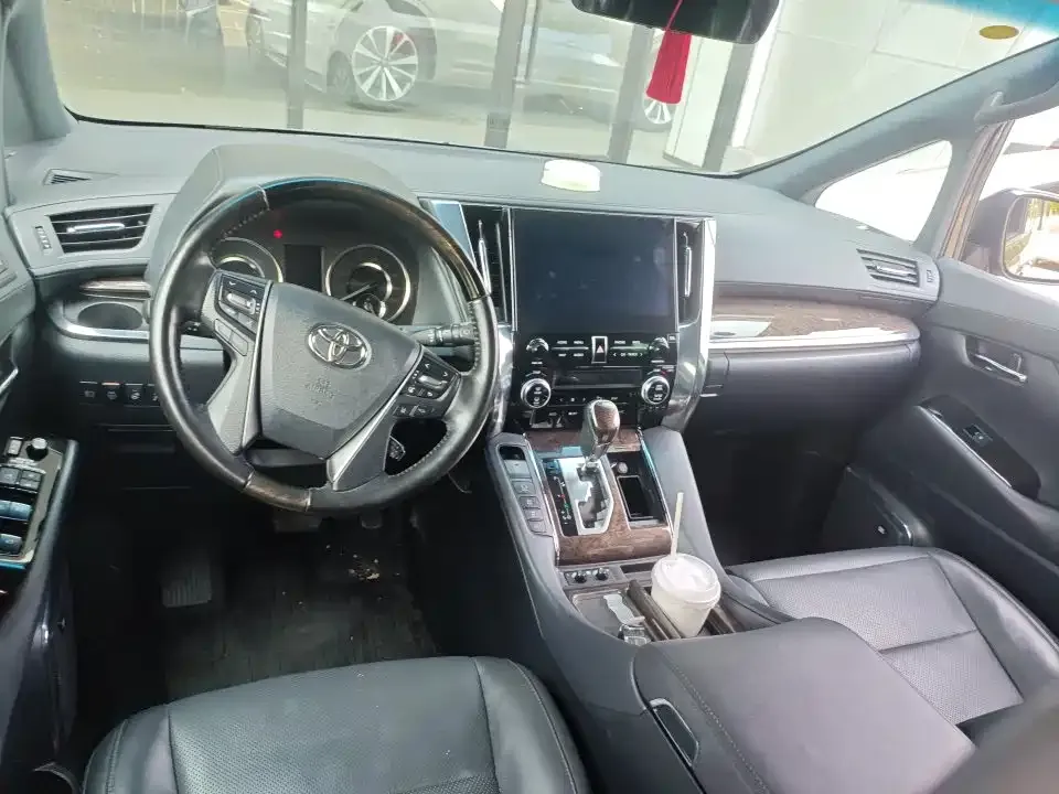 Toyota Alphard — фото 6