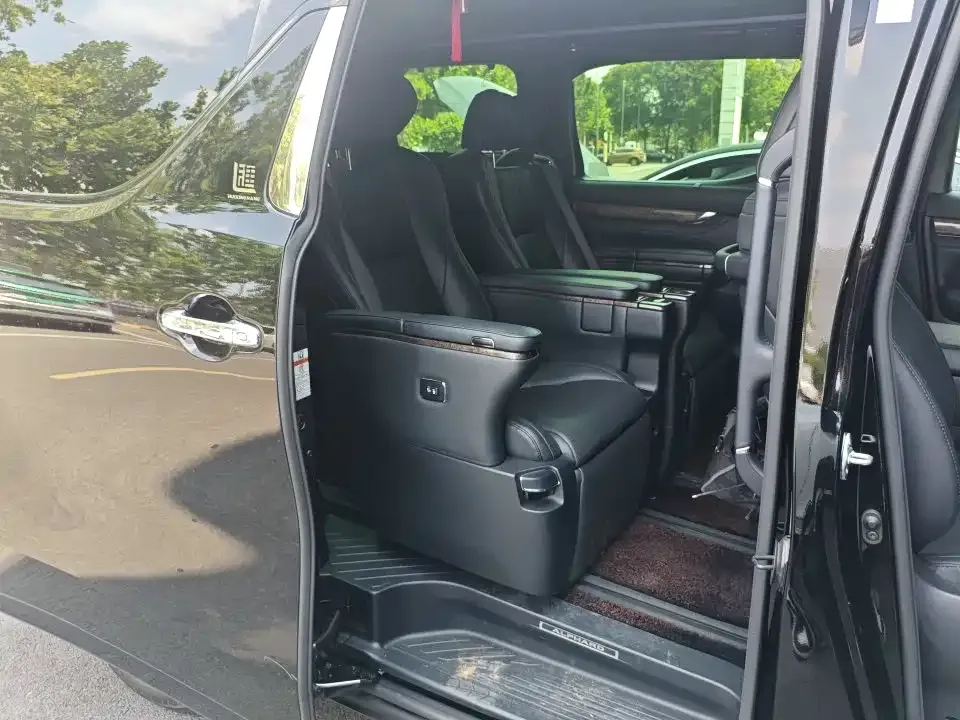 Toyota Alphard — фото 8