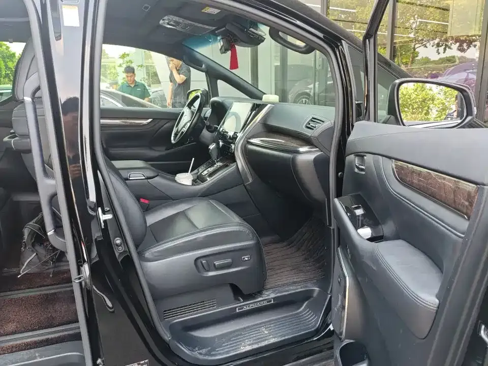 Toyota Alphard — фото 7