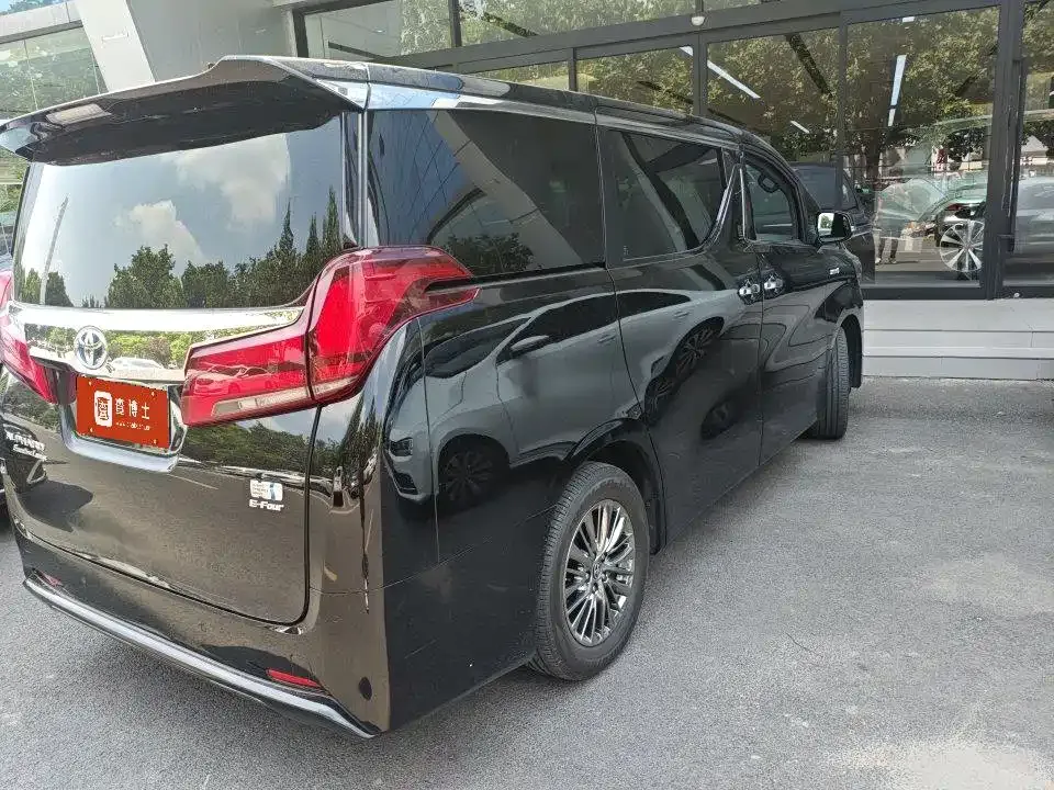 Toyota Alphard — фото 9