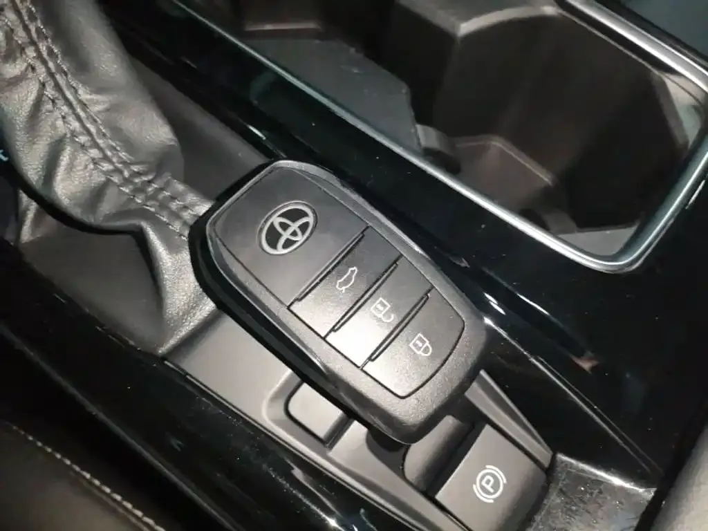 Toyota Camry — фото 2