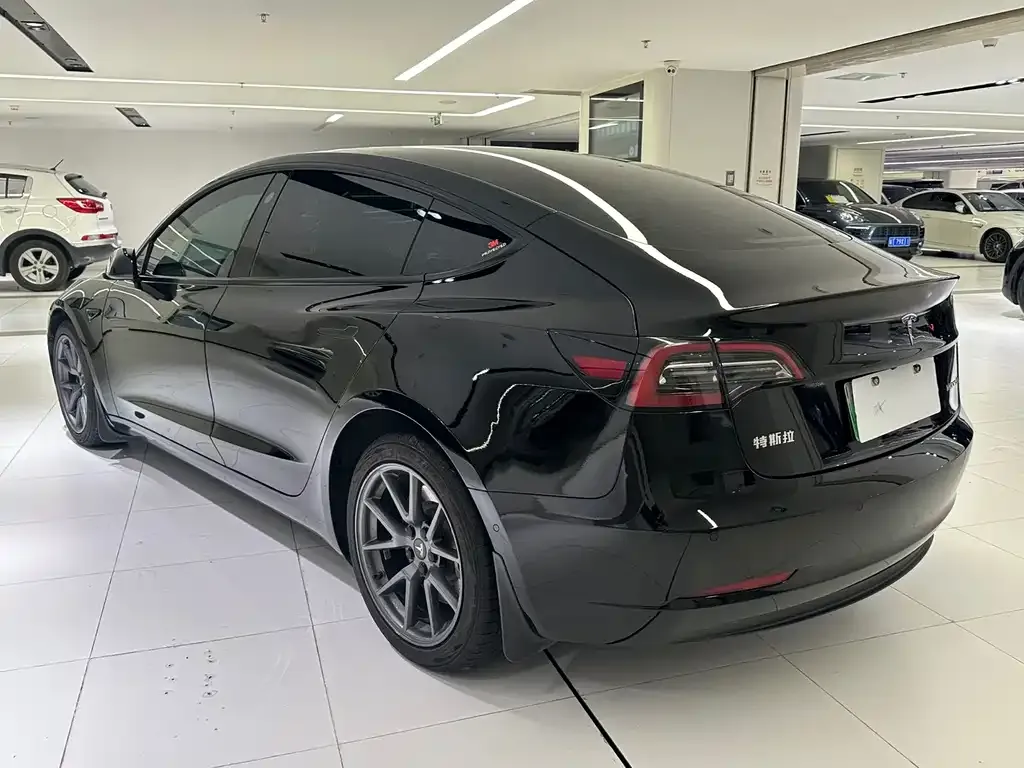 Tesla Model 3 — фото 4