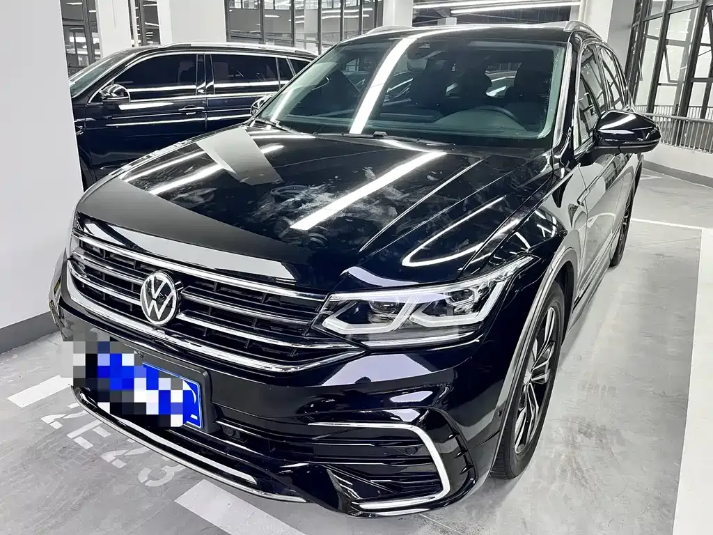 Volkswagen Tiguan L — фото 1
