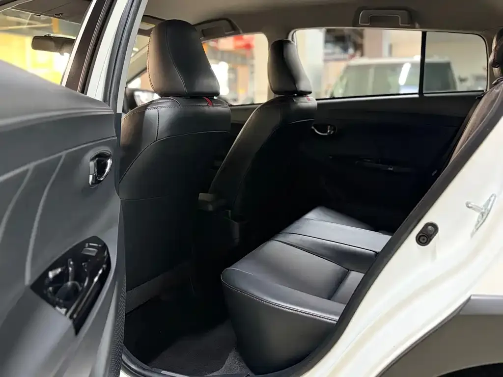 Toyota Yaris L — фото 4