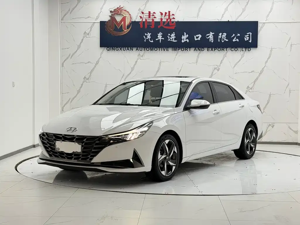 Hyundai Elantra — фото 1