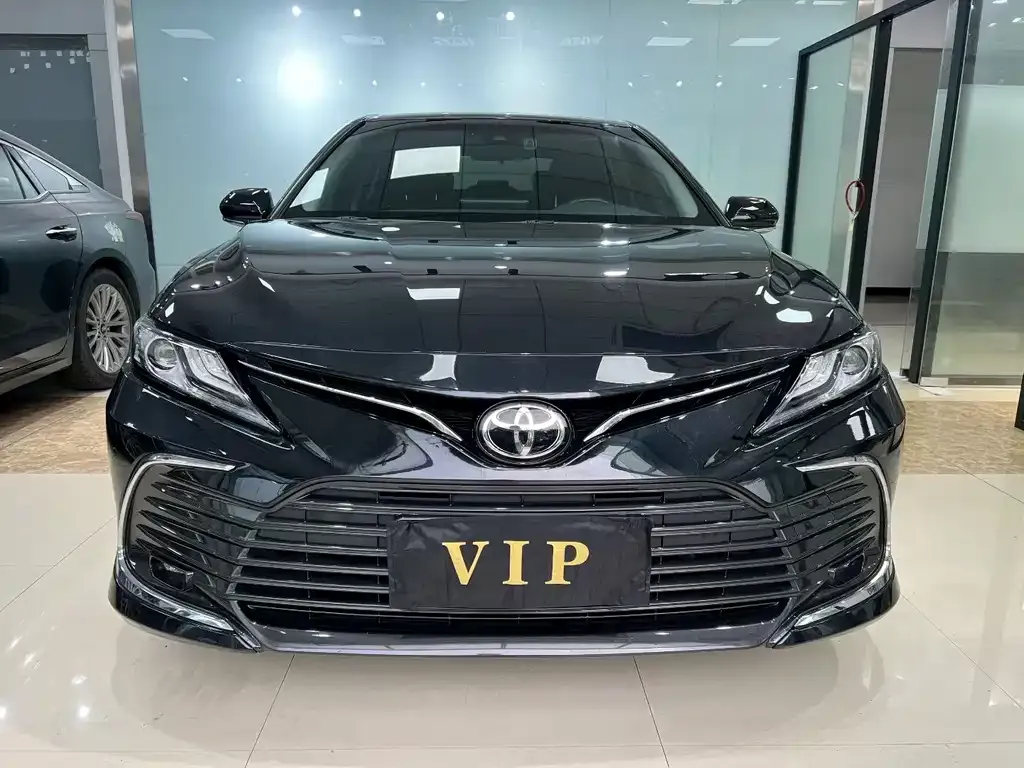 Toyota Camry — фото 1