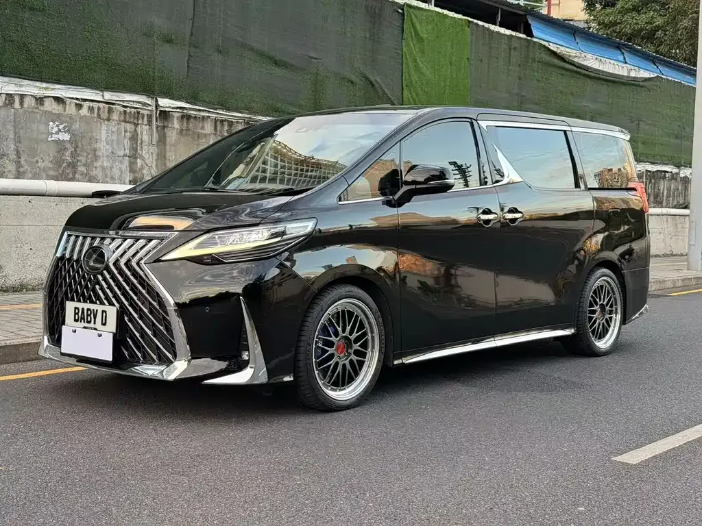 Lexus LM — фото 1