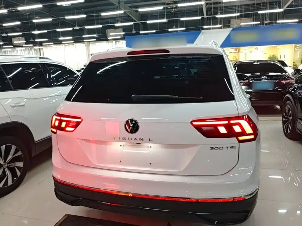 Volkswagen Tiguan L — фото 10