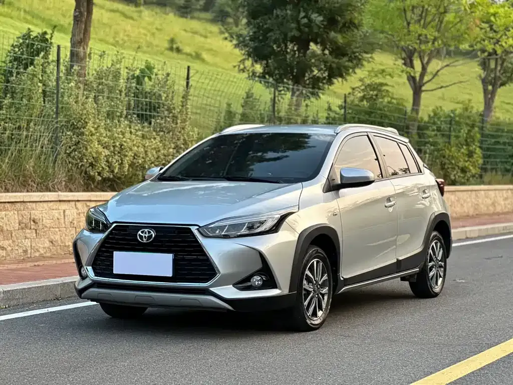 Toyota Yaris L — фото 1