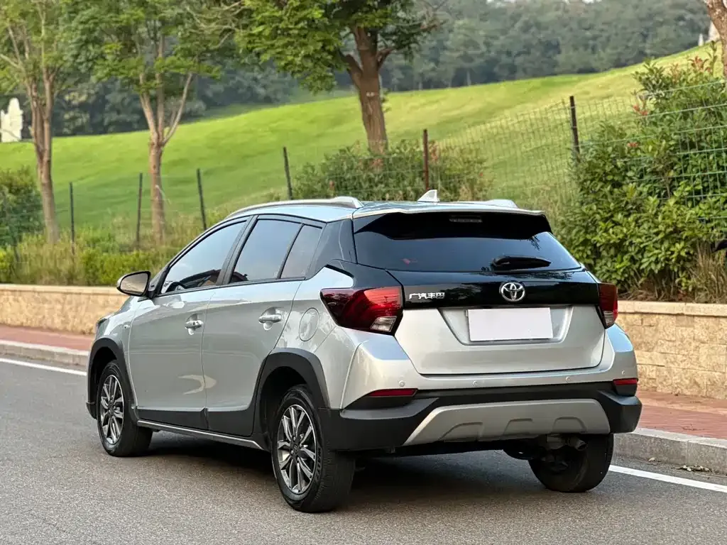 Toyota Yaris L — фото 4