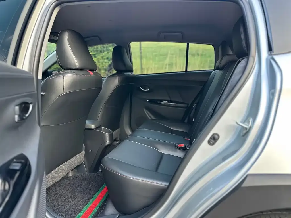 Toyota Yaris L — фото 2