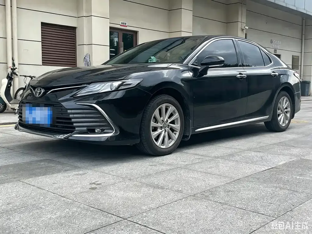 Toyota Camry — фото 1