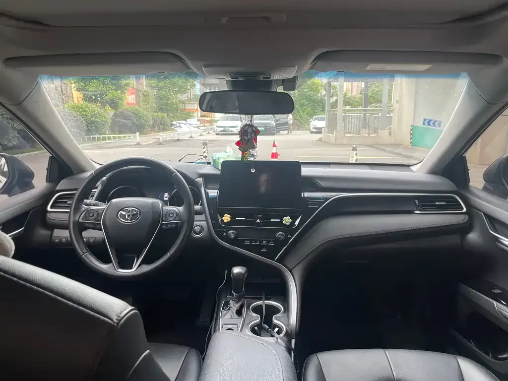 Toyota Camry — фото 5