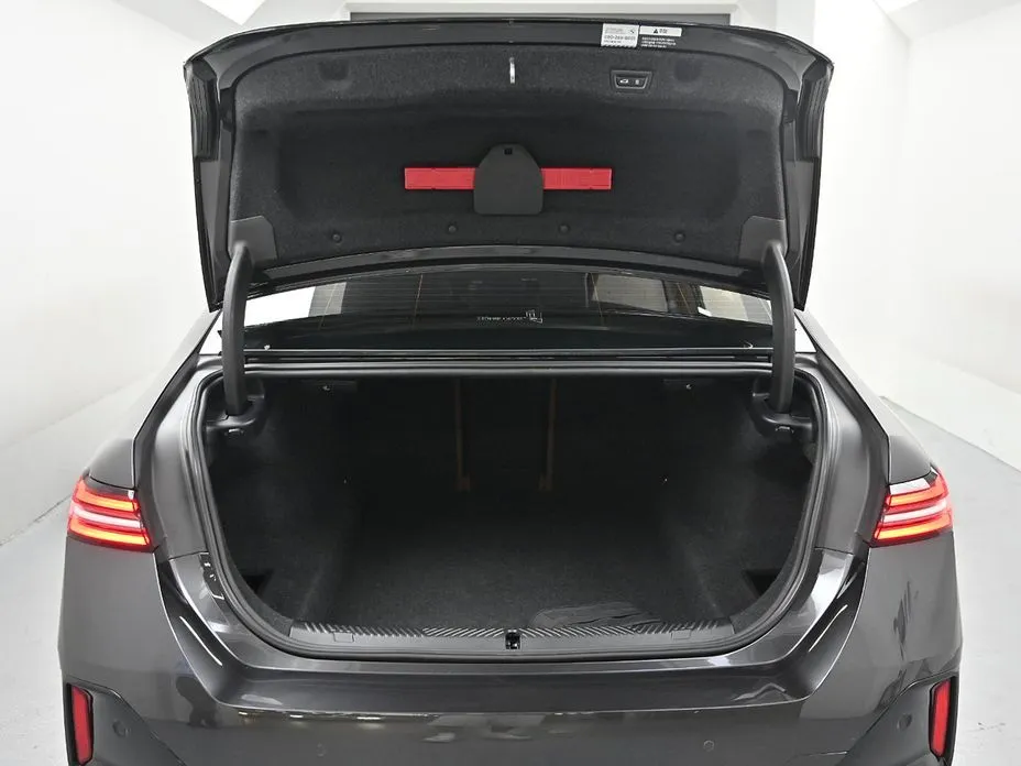 BMW 5-Series 2024 из KR, фото 2