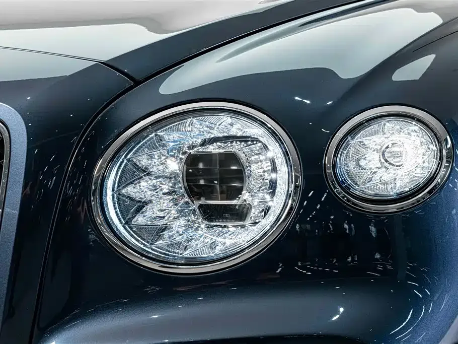 Bentley Flying Spur — фото 6