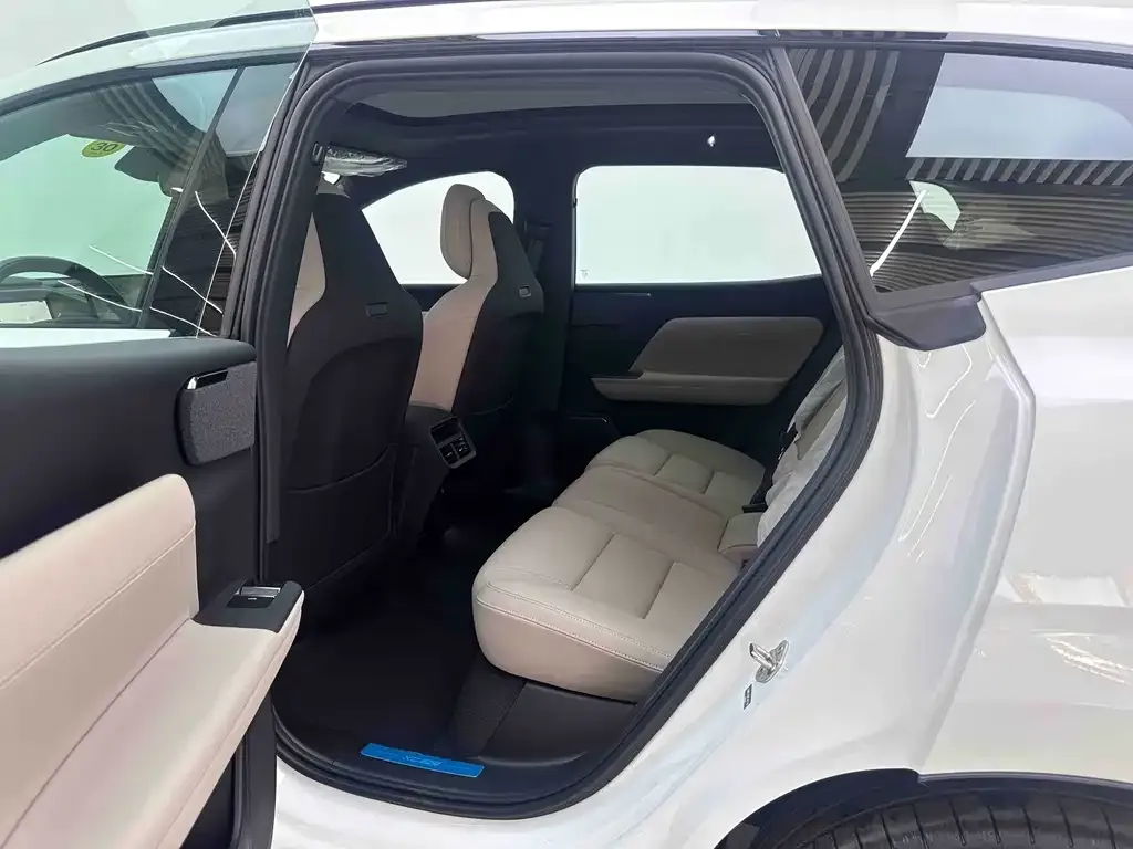 Volvo XC70 Plug-in Hybrid — фото 9