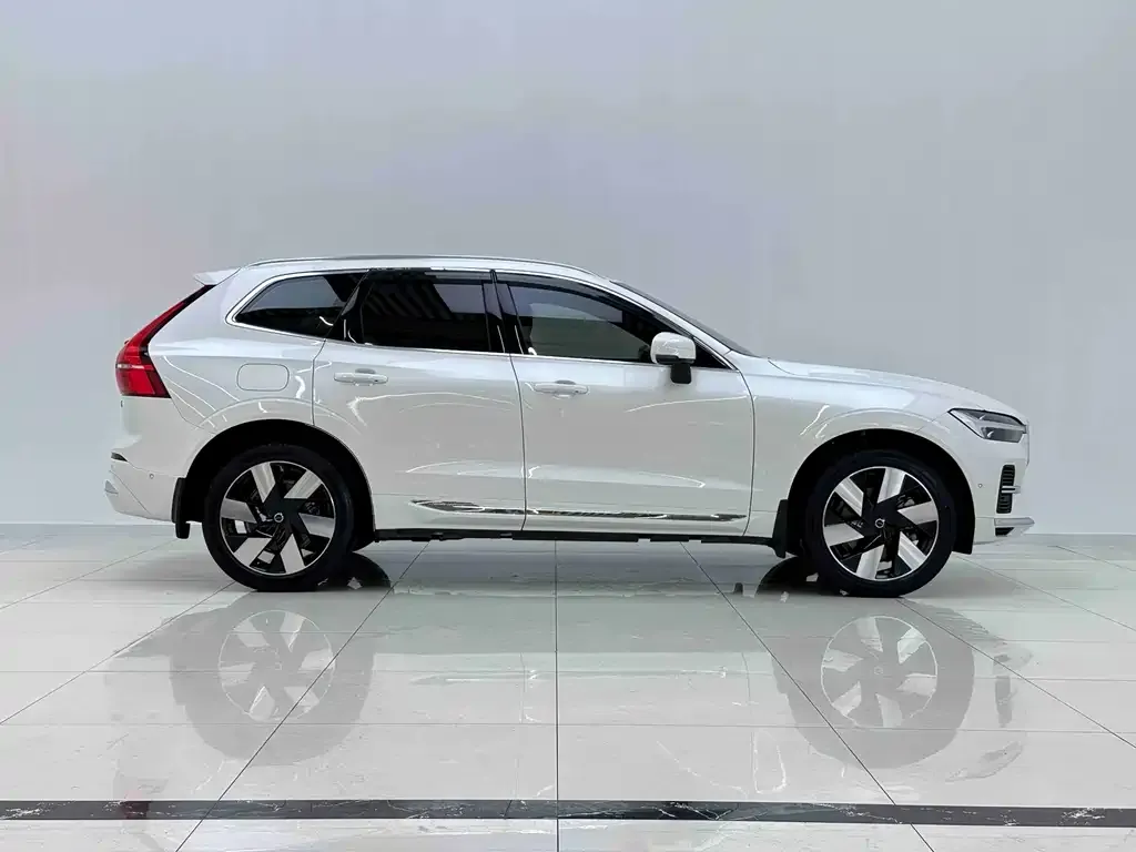 Volvo XC60 PHEV — фото 7