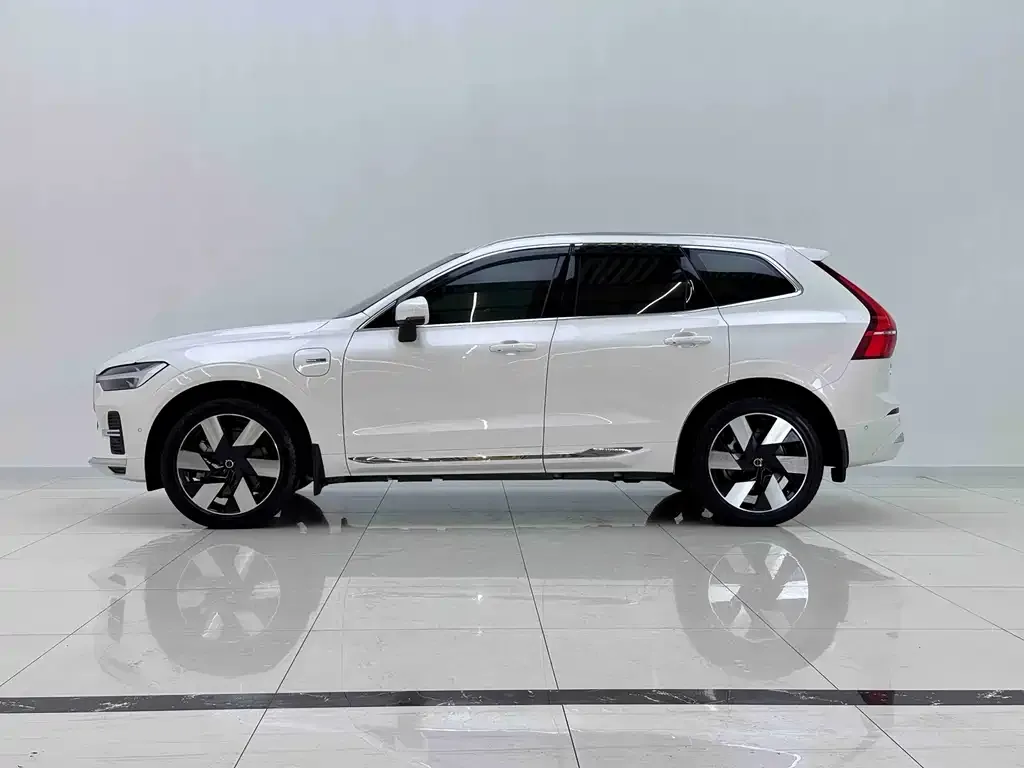 Volvo XC60 PHEV — фото 5