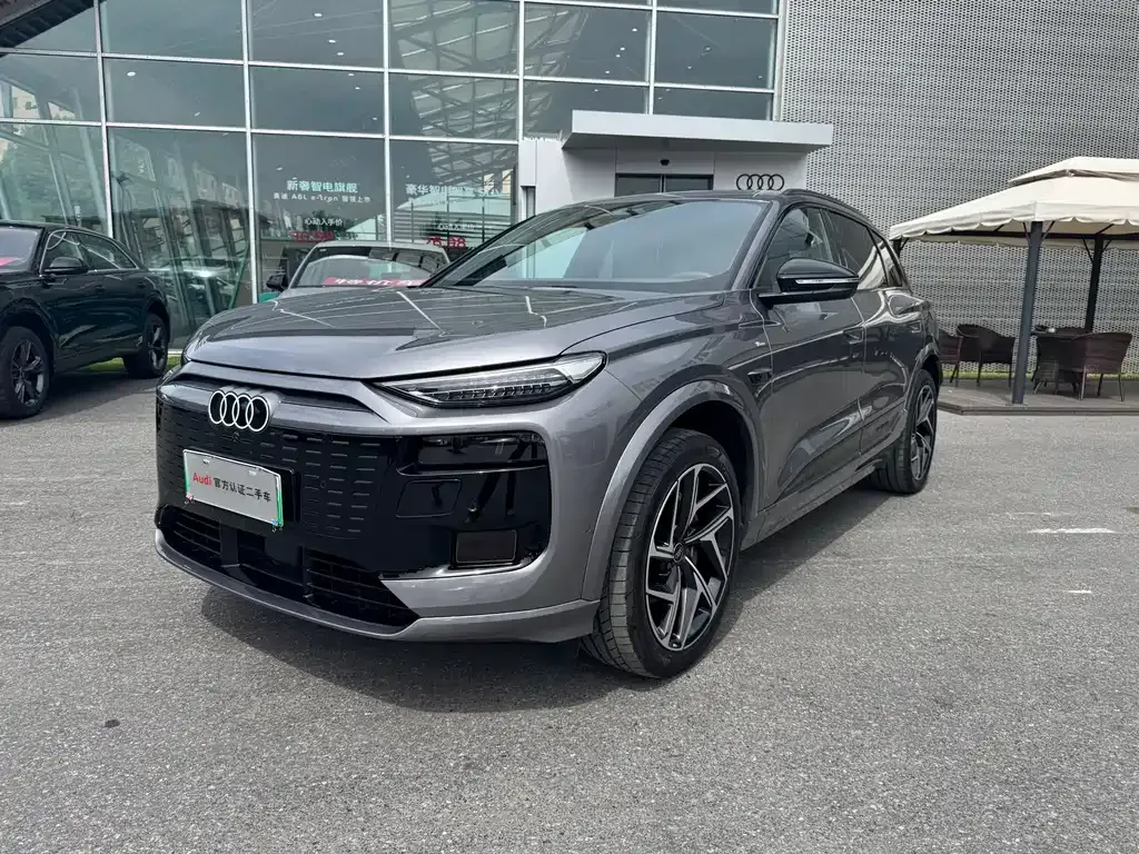Audi Q6L e-tron — фото 1