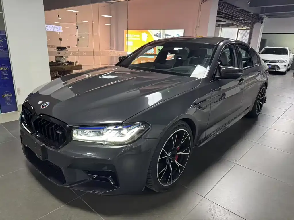BMW M5 — фото 1