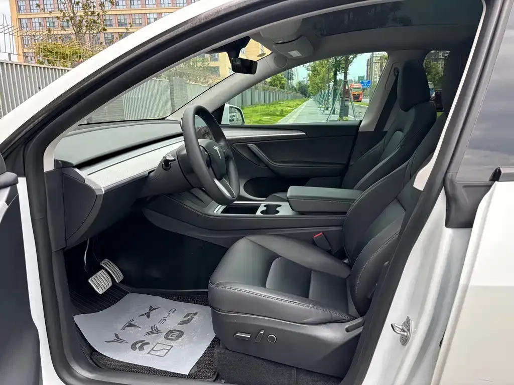 Tesla Model Y — фото 9