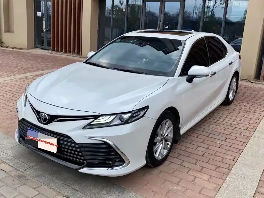 Toyota Camry — фото 1