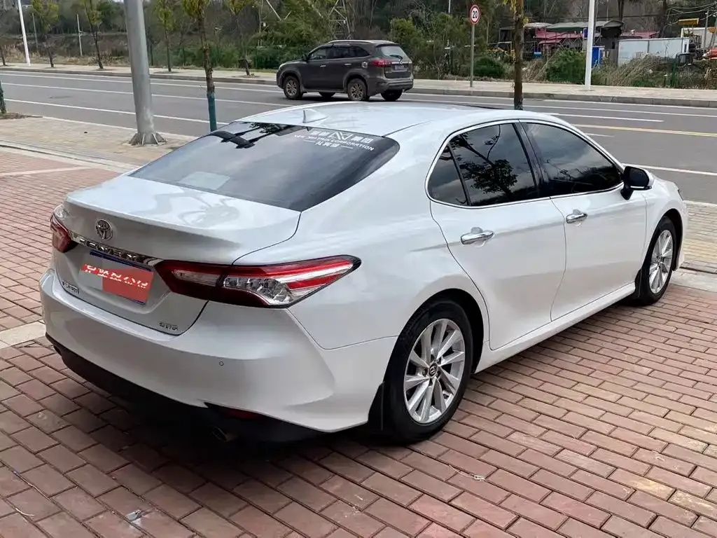 Toyota Camry — фото 9