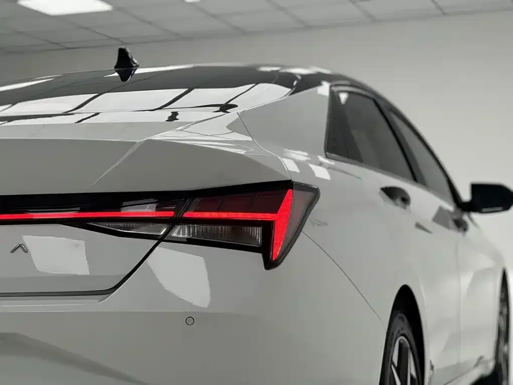 Hyundai Elantra — фото 4